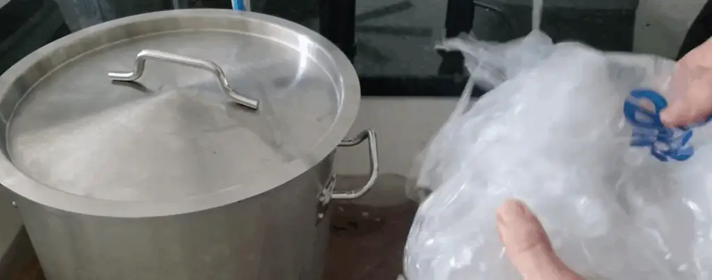 To chill the wort below isomerization temps quickly, an ice bath works just fine.