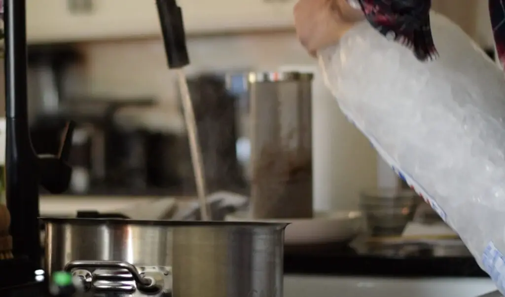 An ice bath can very quickly chill your wort down to a safe yeast-pitching temperature